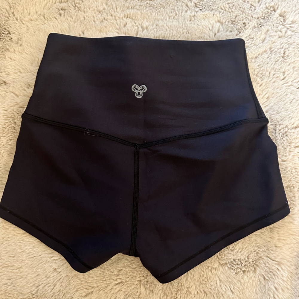 aritzia TnAction shorts